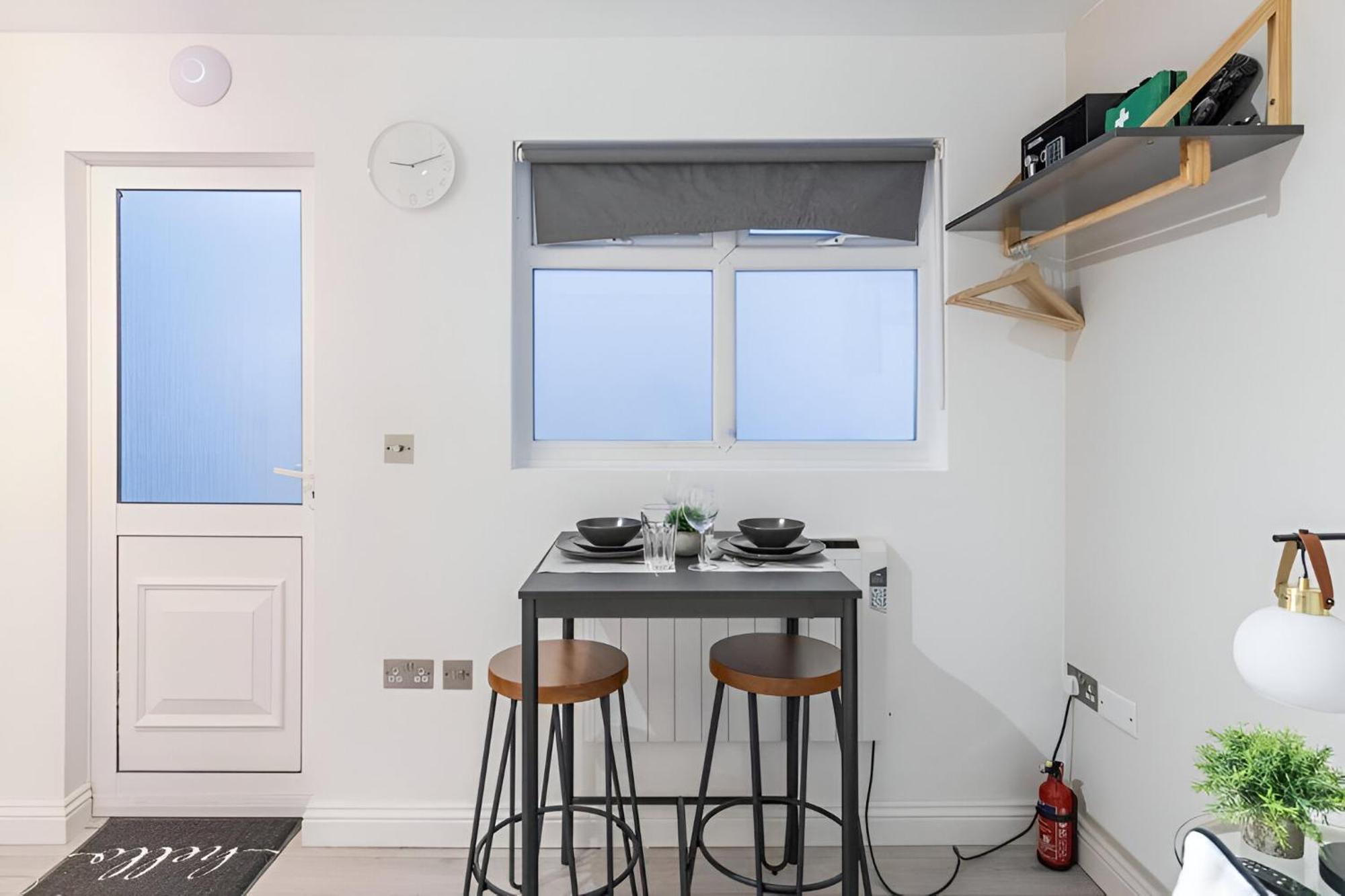 Cozy Vibes Minimalist Studio Stay London Bagian luar foto